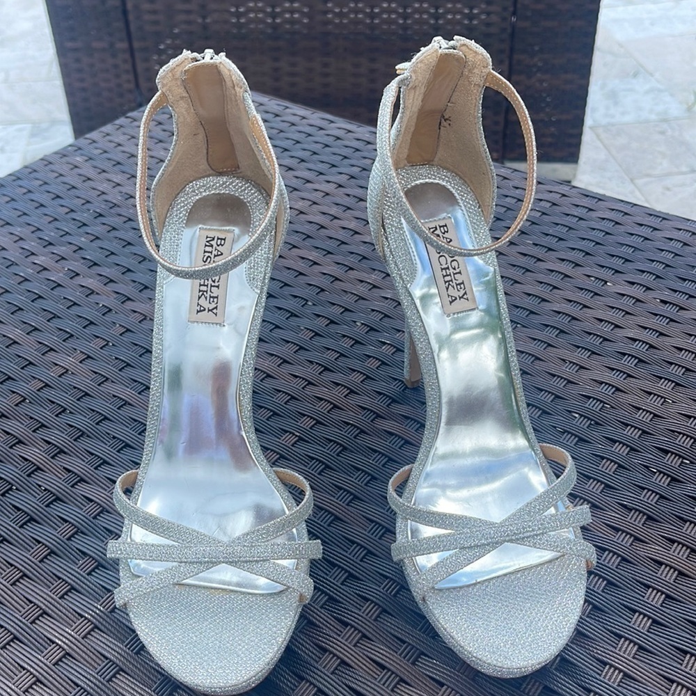 Badgley Mischka 🎉HP🎉🔥Sale🔥silver shoes NWOT